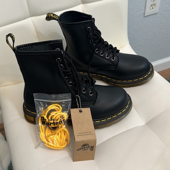 NEW Dr Martens 1460 Smooth Leather Black Boots 38 - Picture 4 of 6